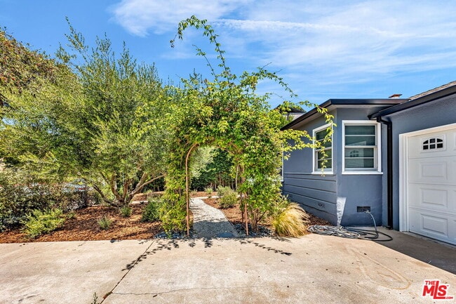 2216 Ashland Ave in Santa Monica, CA - Foto de edificio - Building Photo