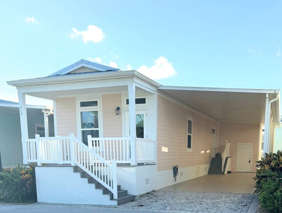 209 NE Coastal Dr in Ocean Breeze, FL - Building Photo