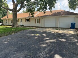 126 8th St in Hennepin, IL - Building Photo