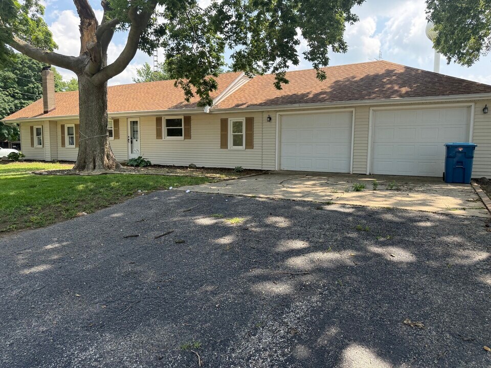 126 8th St in Hennepin, IL - Building Photo