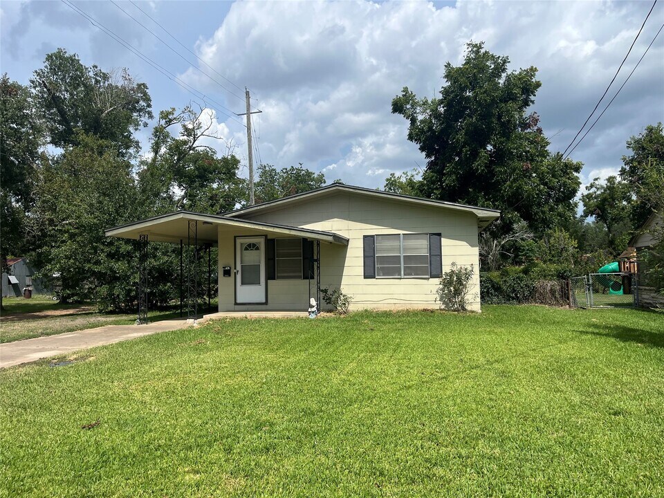 1002 Fowlkes St in Sealy, TX - Building Photo