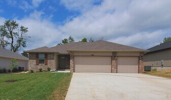 111 E Rosalie St in Strafford, MO - Building Photo