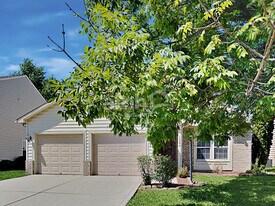 10884 Roundtree Rd in Fishers, IN - Building Photo