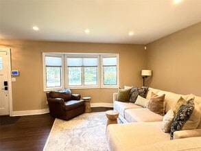 186 Nassau Rd in Huntington, NY - Building Photo - Building Photo