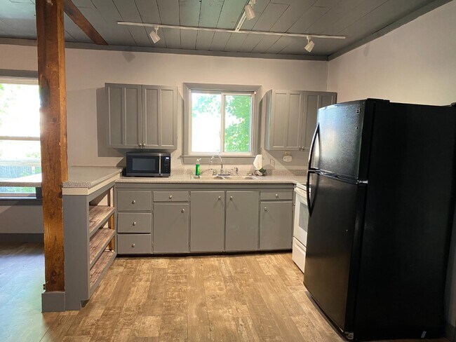 95 Hall Ave in Henniker, NH - Building Photo - Building Photo
