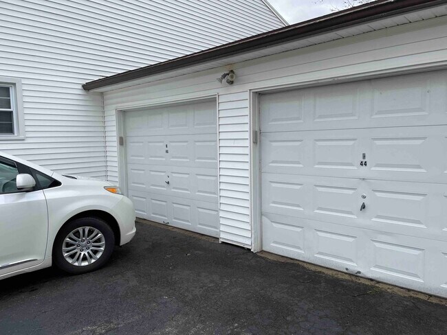 46 Willowick Dr in Fairport, NY - Foto de edificio - Building Photo