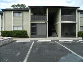 924 N Lake Destiny Rd in Altamonte Springs, FL - Building Photo