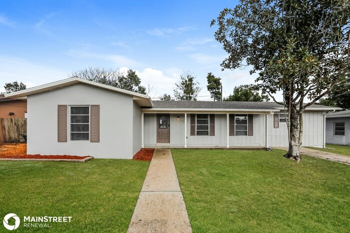 686 Hager St in Deltona, FL - Foto de edificio