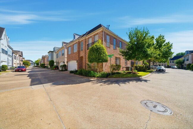 3243 N Pemberton Cir Dr in Houston, TX - Building Photo - Building Photo