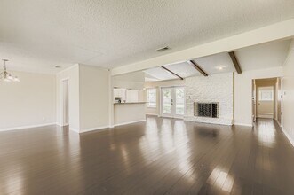 5313 Basswood Ln in Austin, TX - Foto de edificio - Building Photo