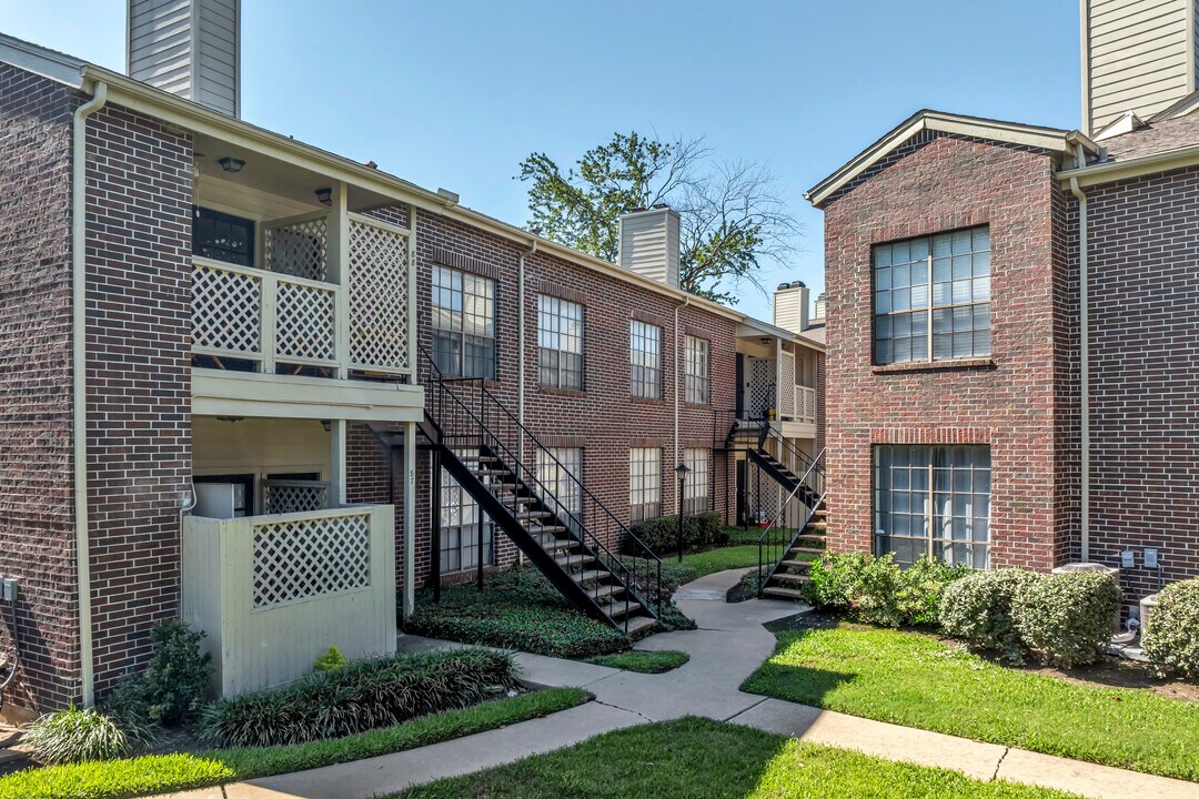 Cambridge Court in Houston, TX - Building Photo