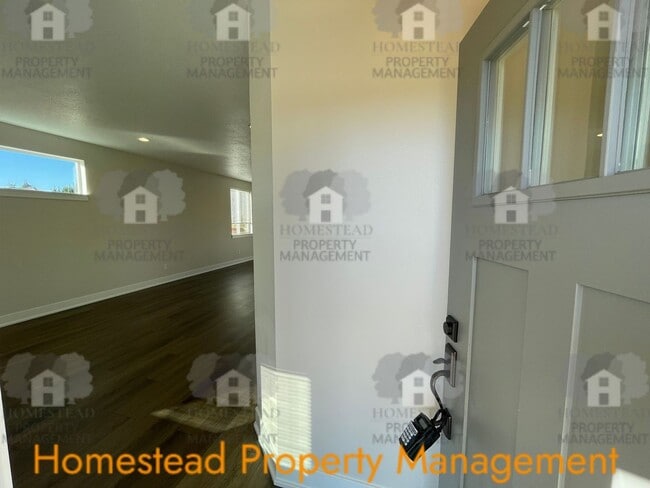 196-198 SE Lacreole Dr in Dallas, OR - Building Photo - Building Photo