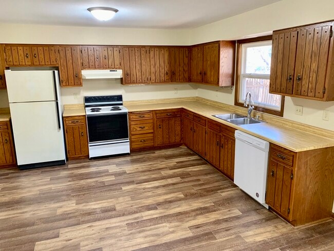 4122 Robin Rd in Eau Claire, WI - Foto de edificio - Building Photo