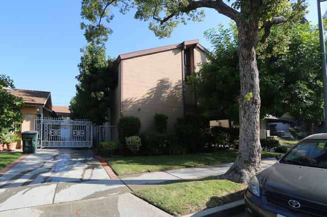 457 Myrtle St in Glendale, CA - Building Photo - Building Photo