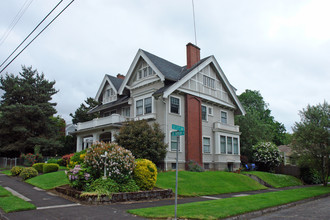 2108 SE Taylor St in Portland, OR - Foto de edificio - Building Photo