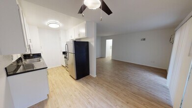 Royal Terrance Apartments in Los Angeles, CA - Building Photo - Interior Photo