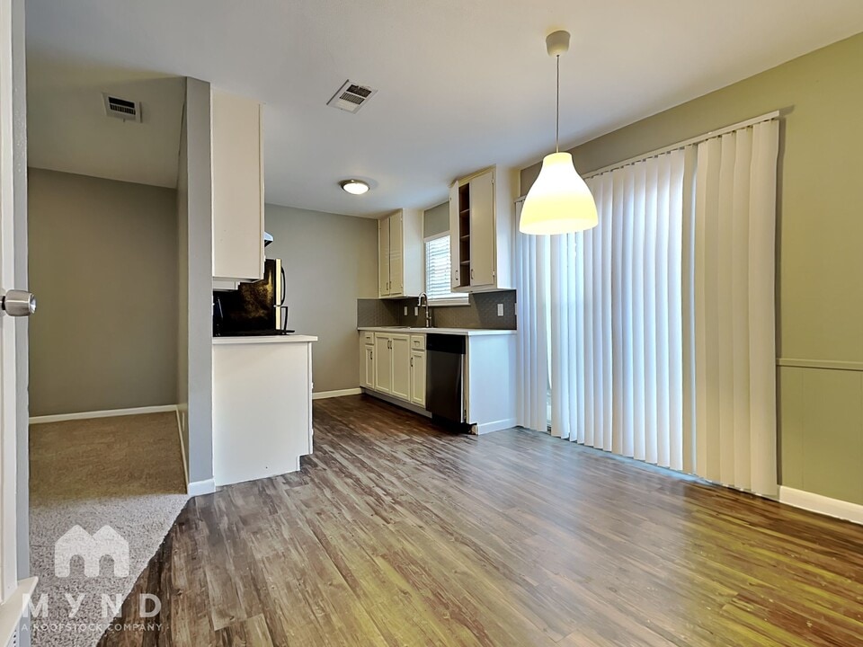 1010 N Meadows Dr in Austin, TX - Building Photo