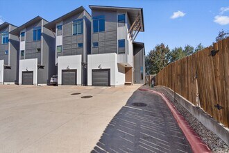 300 Ashley Dawn Lane in Austin, TX - Foto de edificio - Building Photo