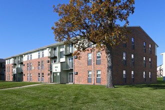 Whispering Oaks Apartments in Waukegan, IL - Building Photo - Building Photo