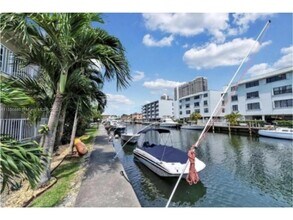 3681 NE 170th St in North Miami Beach, FL - Foto de edificio - Building Photo