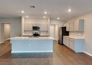 1903 Academy Blvd in Cape Coral, FL - Foto de edificio - Building Photo