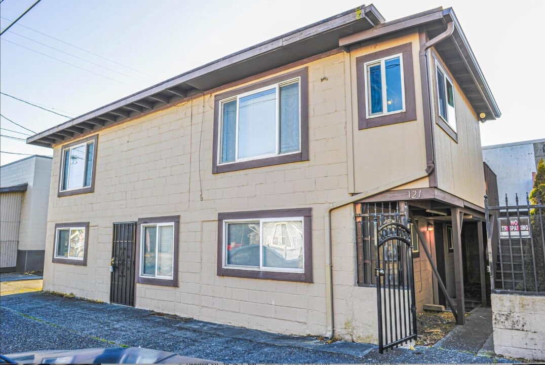 121 N Wasson St in Coos Bay, OR - Building Photo