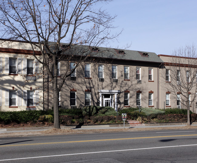 3222 Wisconsin Ave NW in Washington, DC - Building Photo - Building Photo