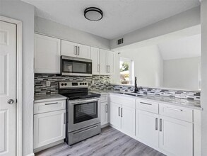 10146 Valley Club Dr in Houston, TX - Foto de edificio - Building Photo