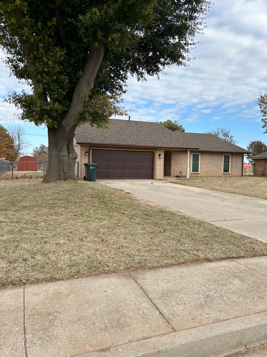 1313 Valley Rd in Yukon, OK - Building Photo