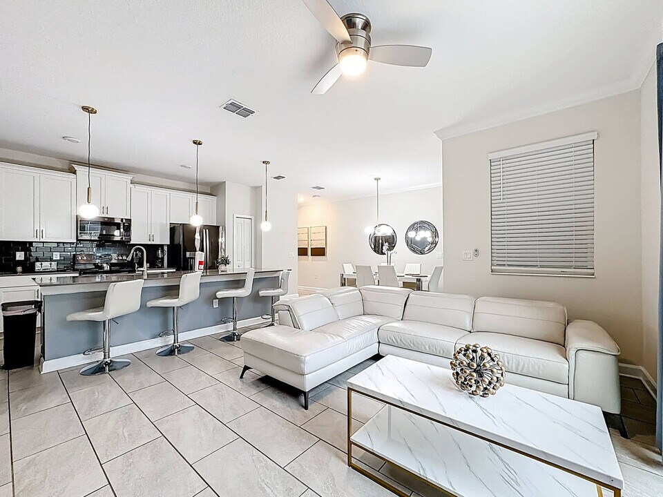 1248 Challenge Dr in Kissimmee, FL - Foto de edificio