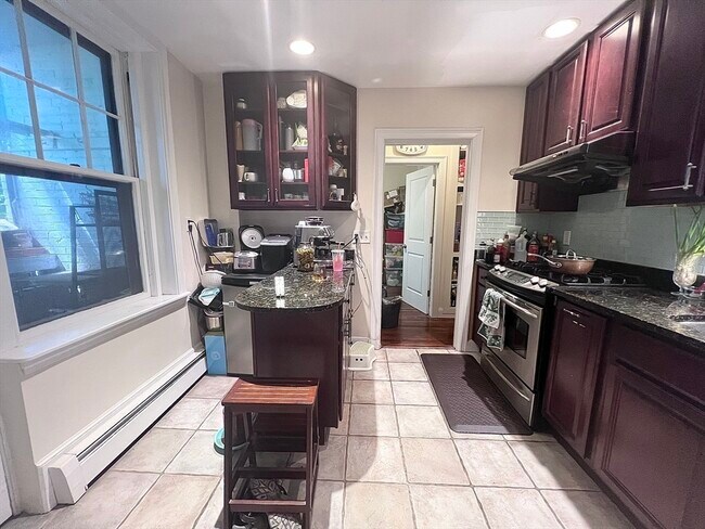 354 Tappan St, Unit 2 in Brookline, MA - Foto de edificio - Building Photo
