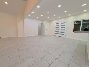 18700 Collins St in Tarzana, CA - Building Photo - Building Photo