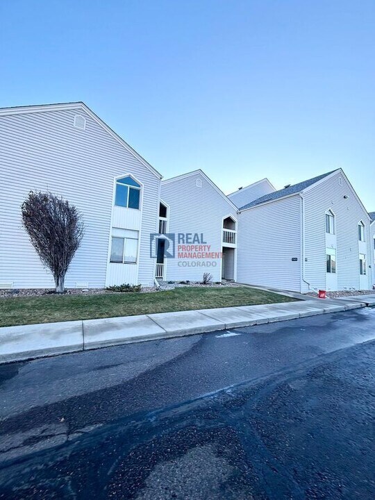 3305 S Monaco St Pkwy in Denver, CO - Building Photo