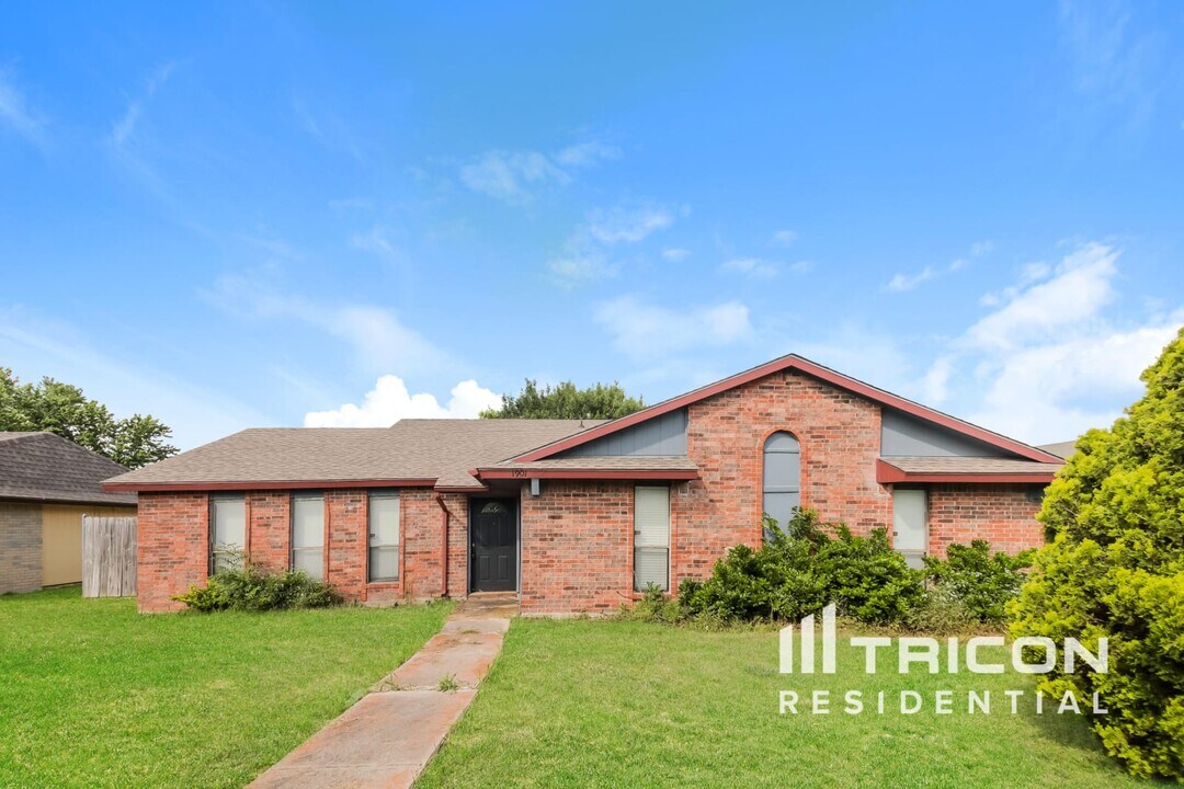1901 Castle Dr in Garland, TX - Building Photo