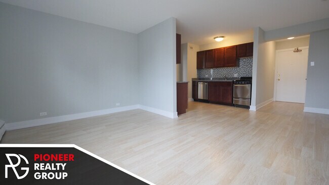 429 W Wellington Ave, Unit 10E in Chicago, IL - Building Photo - Building Photo