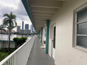 3922 NE 166th St-Unit -S313 in Miami, FL - Building Photo - Building Photo