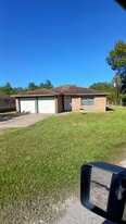 23 Parkland Cir in Bridge City, TX - Building Photo