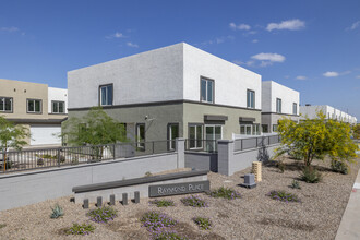 Raymond Place Townhomes in Phoenix, AZ - Foto de edificio - Building Photo