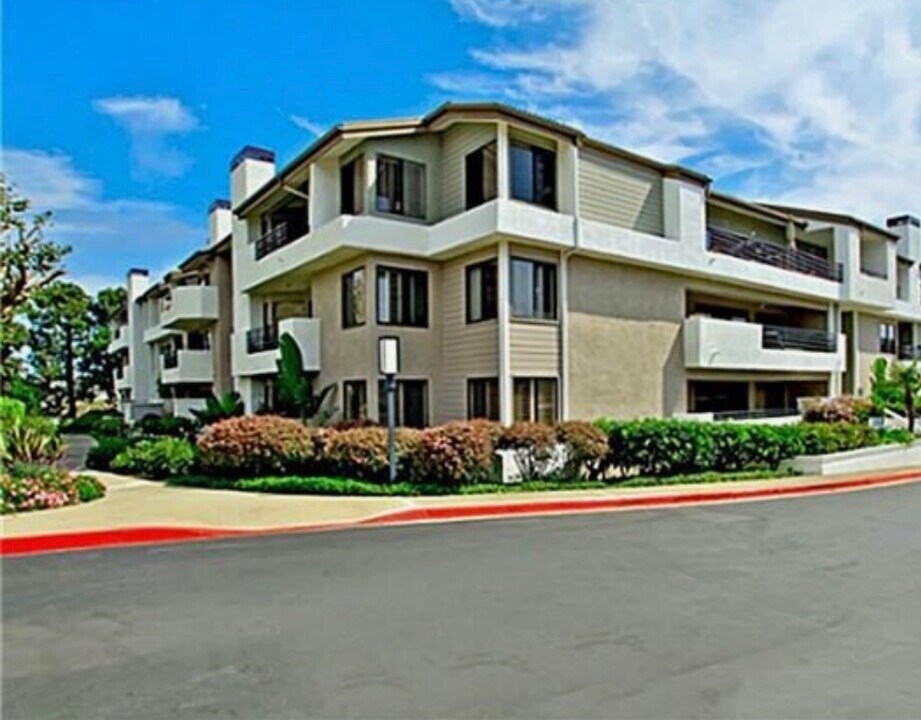220 Nice Ln in Newport Beach, CA - Building Photo
