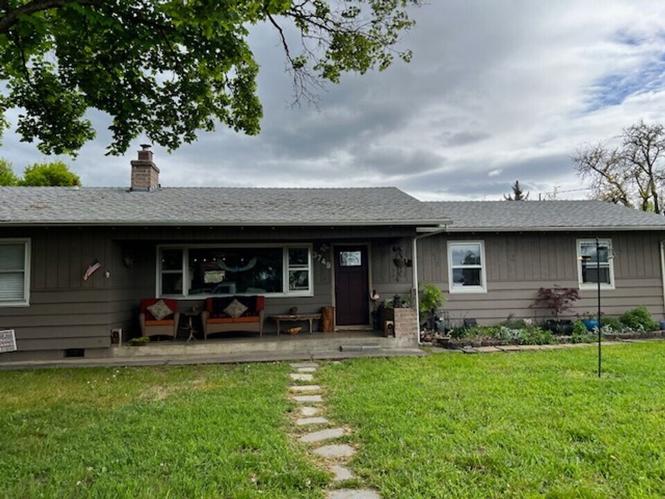 3749 Madrona Ln in Medford, OR - Building Photo