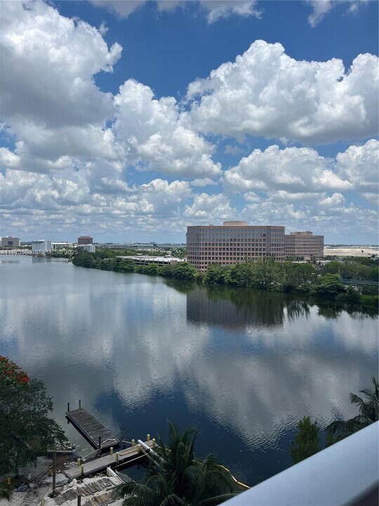 5099 NW 7th St in Miami, FL - Building Photo