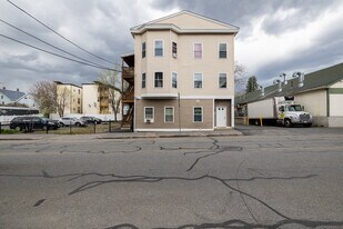 423 Broadway St in Lowell, MA - Building Photo