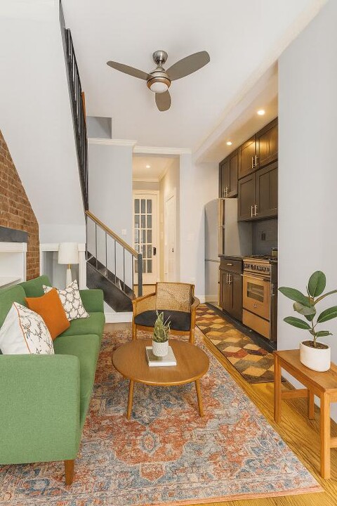 221 Mott St in New York, NY - Foto de edificio