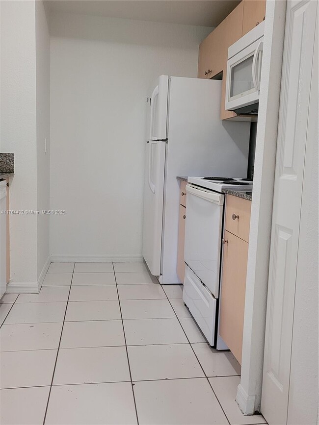 2445 Centergate Dr in Miramar, FL - Building Photo - Building Photo
