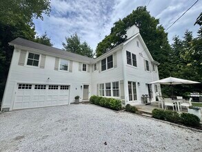 18 Englewood Rd in Norwalk, CT - Building Photo - Building Photo