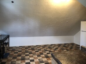 829 Milwaukee St, Unit Upper in Menasha, WI - Building Photo - Building Photo