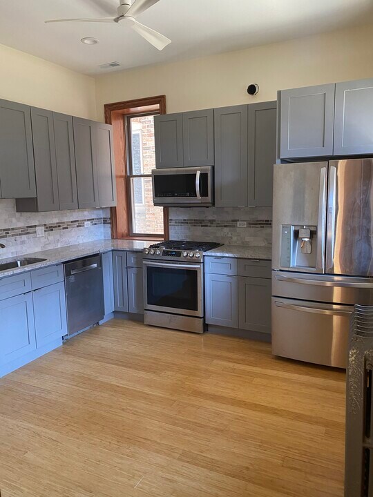 655 W Roscoe St in Chicago, IL - Building Photo