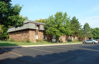 Fountain Square Apartments in Oregon, OH - Building Photo - Building Photo