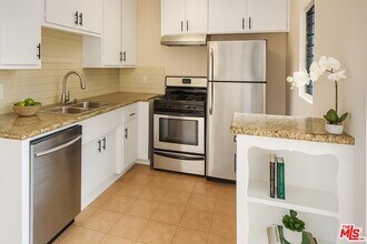 506 Flores St in West Hollywood, CA - Building Photo - Building Photo