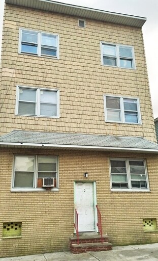 10 W 21st St in Bayonne, NJ - Building Photo